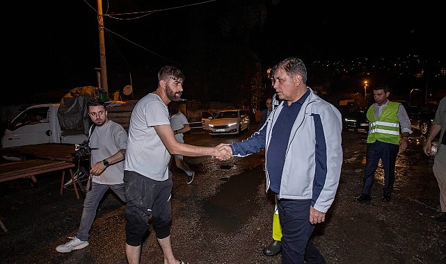 Şiddetli yağış ve yıldırım düşmeleri şehirde yaşamı etkiledi Başkan Cemil Tugay ekiplerle birlikte sahaya indi