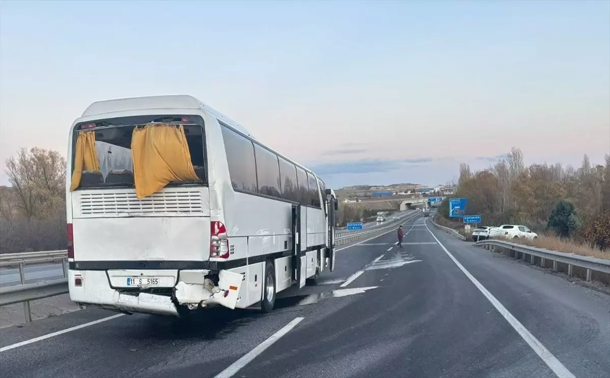 Bozüyük’te Tır Otobüse Çarptı, 10 Yaralı