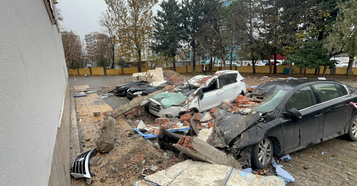 Veli toplantısıda araçların üzerine duvar devrildi: 3 yaralı